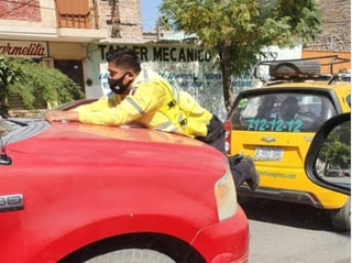 Se procederá de manera penal contra conductor de camioneta que impactó a elemento de Tránsito y Vialidad en Torreón, será el departamento jurídico del municipio quien lleve el caso. (ESPECIAL)