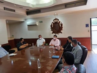 El síndico y el secretario del Ayuntamiento de Gómez Palacio se reunieron ayer con distintos representantes de grupos de abogados.