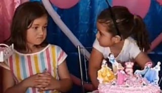 Las niñas se han convertido en la sensación viral del momento gracias a que una de ellas apagó la vela de cumpleaños de la otra (CAPTURA) 
