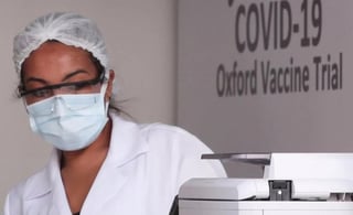 Los ensayos de la vacuna contra el Covid-19 que desarrollan AstraZeneca y la Universidad de Oxford seguirán adelante tras la investigación de la muerte de un voluntario en Brasil. (CORTESÍA)