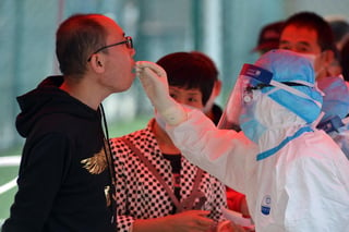 La Comisión Nacional de Sanidad de China informó hoy de que el país asiático detectó 14 nuevos casos del coronavirus en viajeros procedentes del extranjero este miércoles, tres más que el día anterior. (ARCHIVO)