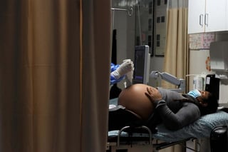 Durante la pandemia 397 mujeres embarazadas han sido detectadas con COVID-19 en la entidad; cinco de ellas murieron por complicaciones propias del coronavirus y comorbilidades que padecían, informó la Secretaría de Salud de Guanajuato. (ARCHIVO)