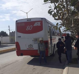 El lesionado fue trasladado al área de Urgencias del Hospital General de Torreón, reportando un estado de salud delicado. (EL SIGLO DE TORREÓN)