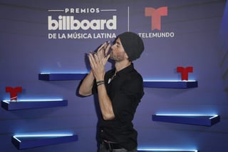 Enrique Iglesias está dando de qué hablar en las redes sociales luego de posar con su premio Latin Billboard sentado en un excusado. (ARCHIVO) 