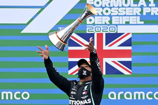 Lewis Hamilton finalmente podría quedar por encima de todos las leyendas del automovilismo deportivo al superar el récord de victorias de Michael Schumacher. (ARCHIVO)