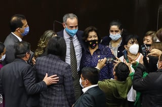 Al arribar Hugo López-Gatell a la Cámara de Diputados,  un grupo de diputados de Morena se le acercó para saludarlo y tomarse fotos. (EL UNIVERSAL)
