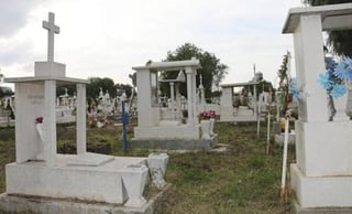 También, el Consejo Municipal de Salud dio marcha atrás de permitir la visita a los cementerios en los festejos del Día de Muertos, con la presencia de dos personas por tumba en periodos máximos de permanencia de 10 minutos.
(ARCHIVO)