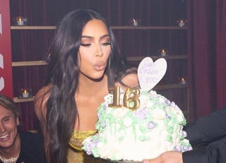 Kim Kardashian compartió con sus seguidores algunos de los momentos de su extravagante festejo por sus 40 años. (INSTAGRAM) 
