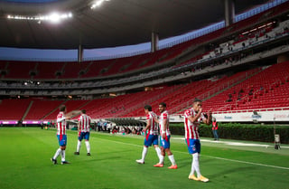 El técnico del Guadalajara, Víctor Manuel Vucetich, no podrá contar para el partido contra Cruz Azul, con tres jugadores que dieron positivo a COVID-19. (ARCHIVO)