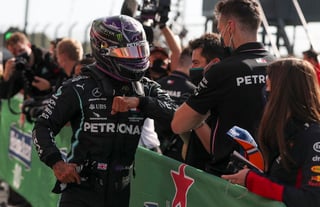 Lewis Hamilton le arrebató la primera plaza en la fiormación de salida del Gran Premio de Portugal, duodécima prueba del Mundial de Fórmula 1, a su compañero de equipo, el finlandés Valtteri Botas. (EFE)