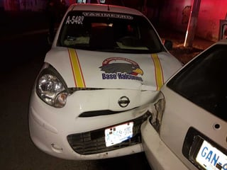 El taxista responsable solo presentó lesiones menores. (EL SIGLO DE TORREÓN)