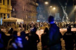 El Gobierno también abordó los episodios de violencia que se produjeron anoche en Nápoles. (AP) 
