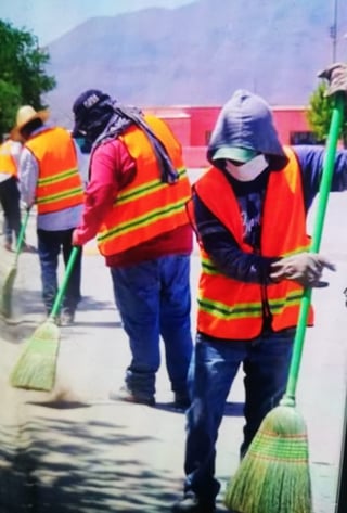 Durante siete horas los trabajadores de la Brigada de Limpieza se encargan de limpiar algunos puntos del municipio. (EL SIGLO DE TORREÓN) 