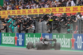 El británico Lewis Hamilton (Mercedes), séxtuple campeón del mundo, logró la victoria en la duodécima prueba del mundial de Fórmula 1 este domingo en el Autódromo Internacional del Algarve y superó el récord de triunfos en la categoría reina que tenía el alemán Michael Schumacher. (EFE)