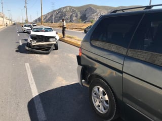 El accidente vial ocurrió minutos después de las 12:00 horas, a unos metros del crucero con el bulevar Villa de Las Flores, con rumbo al Centro de la ciudad. (EL SIGLO DE TORREÓN)