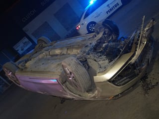 El accidente ocurrió a las 3:40 horas del domingo sobre el bulevar Pedro Rodríguez Triana y calle De La Carreta de Torreón. (EL SIGLO DE TORREÓN)