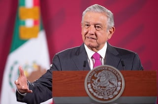 López Obrador recordó que a quienes aspiran a un cargo público el próximo año, se les está pidiendo que renuncien antes de terminar octubre. 'Nosotros no somos iguales, no usamos dinero público con fines particulares', dijo el mandatario.