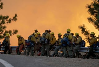 Un incendio de rápido avance estalló este lunes a primera hora cerca de Los Ángeles (California, EUA), obligando a evacuar a unas 60,000 personas después de quemar más de 800 hectáreas en pocas horas. (ARCHIVO) 