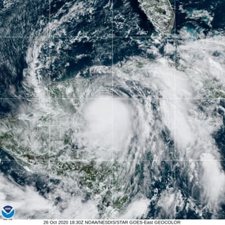 La tormenta tropical 'Zeta' se convirtió en huracán camino hacia la Península de Yucatán, México.