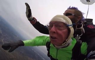 Junto con su sueño cumplido, Al Blaschke rompió un récord mundial al convertirse en la persona más longeva en lanzarse de un aeroplano en paracaídas. (Especial) 