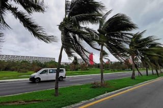 El huracán Zeta, que lleva vientos máximos sostenidos de 130 kilómetros por hora (80 m/h), tocará tierra en algún punto del este de la Península mexicana de Yucatán en las próximas horas, indicó este lunes el Centro de Nacional de Huracanes (NHC) de Estados Unidos (EUA) en su boletín de las 19 hora local. (EL UNIVERSAL)