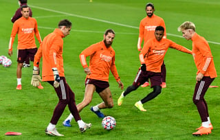 Jugadores del Real Madrid durante el entrenamiento de ayer en Alemania, donde se medirán al Borussia Monchengaldbach, en el segundo partido de la fase de grupos de la Champions. (AP)