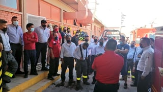 Ayer por la mañana un grupo de bomberos se concentró en la estación Colón para presentar al comandante Raúl Hernández Gómez sus inquietudes y necesidades. (EL SIGLO DE TORREÓN)