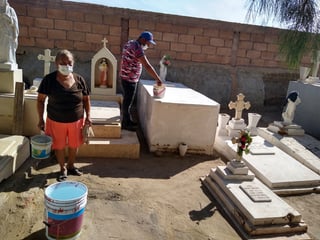 Ayer se observó a pocos visitantes que acudieron a adornar las tumbas de sus seres queridos. (EL SIGLO DE TORREÓN) 