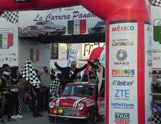 Triunfantes, llegaron Ricardo Piñera y José Alfredo Hernández a la Plaza Mayor de Torreón. (ESPECIAL)