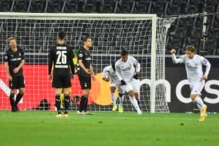Casemiro (c) marcó al minuto 93 el gol con el que Real Madrid igualó 2-2 con Borussia Monchengladbach. (AP)