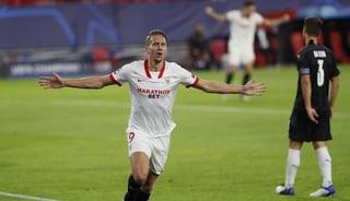 El Sevilla logró su primer triunfo en la fase de grupos de la Liga de Campeones gracias al tanto del neerlandés Luuk de Jong en los inicios de la segunda parte (1-0). (ARCHIVO)