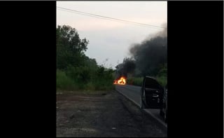 Al menos dos vehículos fueron incendiados en la zona sur de Veracruz tras un operativo implementado por la Secretaría de Seguridad Pública. (ESPECIAL)