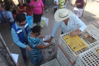 El programa de Granja Avícola fue llevado a las comunidades de Santa Rita, San Nicolás y ejido La Luz. (EL SIGLO DE TORREÓN) 