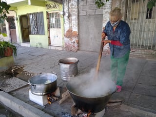 Desde hace 40 años, 'Vanesa' hace reliquia a San Judas Tadeo en GP. Este año cocinó 4 cajas de sopa y 50 kilos de carne