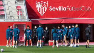 El Sevilla comenzó este jueves a preparar el partido del sábado ante el Athletic Club en San Mamés tras reivindicarse el miércoles con un gran partido en la Champions League ante el Rennes. (ARCHIVO)