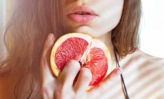 La imagen muestra una mano sosteniendo la mitad de una mandarina junto con las recomendaciones para realizar la actividad sexual (ESPECIAL) 