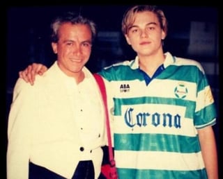 Hace algunos años circuló en redes sociales la fotografía de Leonardo DiCaprio vistiendo la playera del Santos Laguna, lo que ocasionó comentarios que pensaban que se trataba de un montaje. (Especial) 