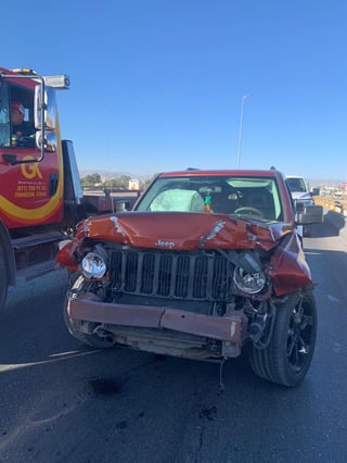 Los choques ocurrieron alrededor de las 7:30 de la mañana, cuando Elías, de 30 años, conductor de un vehículo Mazda gris modelo 2019 que circulaba por el periférico con dirección de poniente a oriente, se impactó contra una camioneta Ford F150. (EL SIGLO DE TORREÓN)