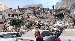 El sismo se sintió en Turquía, según la agencia oficial Anadolu, que aseguró que afectó a la costa egea, causando graves daños materiales. (TWITTER)