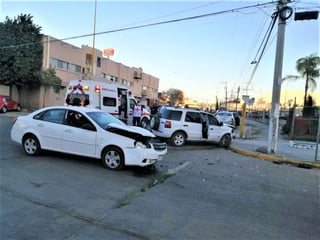 Según los primeros peritajes, una camioneta Ford Ecosport, modelo 2007, color blanco, que era conducida por Lizeth de 35 años de edad, se desplazaba sobre la calle Canatlán.
(EL SIGLO DE TORREÓN)