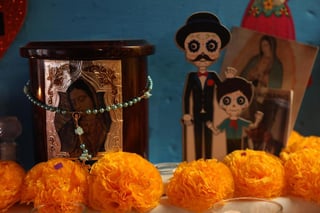 El Día de los Muertos es una tradición mexicana que se celebra todos los años el 1 y 2 de noviembre, en la que se recuerda a los seres queridos que ya no están con altares, u ofrendas, coloridos. (ARHCIVO) 
