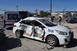 Una patrulla de la Dirección de Seguridad Pública Municipal (DSPM) de Monclova, embistió a un automóvil oficial de la Dirección de Transporte y Vialidad del Auuntamiento, que dejó un saldo de dos personas lesionadas y la pérdida total de ambos vehículos. (SERGIO A. RODRÍGUEZ)