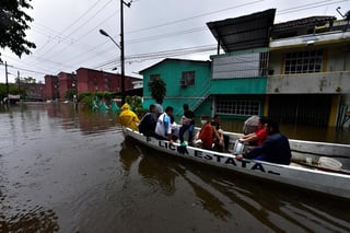Las autoridades del estado mexicano de Tabasco confirmaron este viernes 4,465 casas dañadas y 51,955 personas afectadas por las lluvias torrenciales en la ciudad de Villahermosa. (EFE)