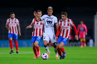 El paraguayo Carlos González convirtió un gol en el minuto 79 para rescatar este sábado un empate de los Pumas UNAM, 2-2 con las Chivas de Guadalajara, en el torneo Apertura 2020 del fútbol mexicano. (ARCHIVO)