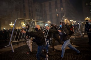 Varias regiones españolas, entre ellas Cataluña, registraron manifestaciones violentas. (AP) 