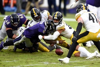 Ben Roethlisberger encabezó la remontada de los Steelers para ayudar a Pittsburgh a mantenerse como el único equipo invicto en la NFL. (ARCHIVO)