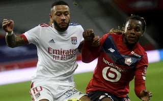 El Lille no pudo este domingo con el Lyon (1-1), que jugó casi toda la segunda parte con un hombre menos, y se distancia del París Saint Germain, ahora líder en solitario de la Ligue 1 tras la novena jornada. (CORTESÍA)