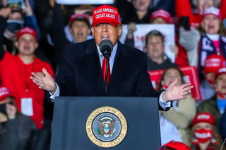 El presidente de Estados Unidos, Donald Trump, negó hoy que esté planeando alzarse vencedor de las elecciones del próximo martes antes de que los resultados confirmen su victoria, como han reportado medios de prensa. (ARCHIVO)