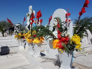 El cementerio lució multicolor ante las ofrendas florales que dejaron los deudos en las tumbas.