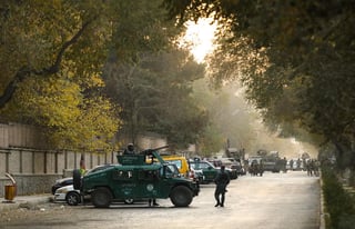 Al menos 22 personas murieron, incluidos los tres atacantes, y el mismo número resultaron heridas en un ataque armado este lunes que se prolongó durante cinco horas en la Universidad de Kabul, donde se encontraban miles de alumnos. (EFE) 